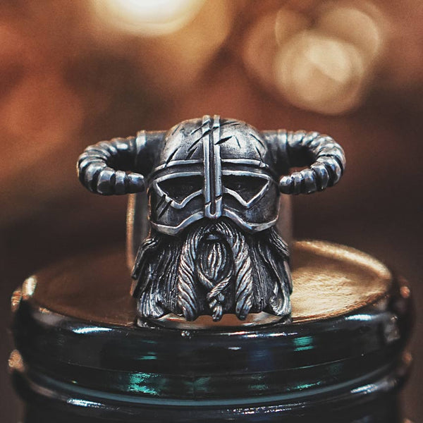 Anillo de guerrero con casco de cuernos de estilo nórdico vikingo