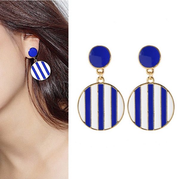 Pendientes clásicos de rayas azules y blancas con clip, sencillos y redondos.
