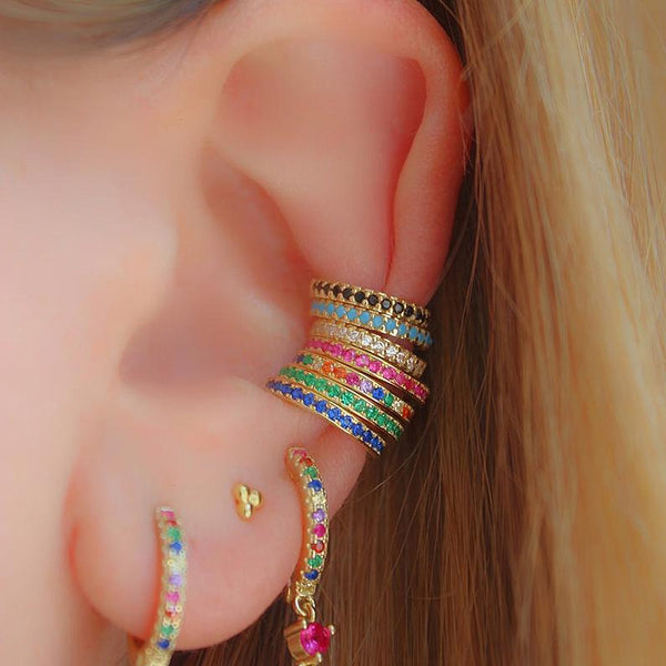 Pendientes tipo brazalete con micro pavé de circonitas cúbicas y círculos en plata de ley 925 con circonitas arcoíris.