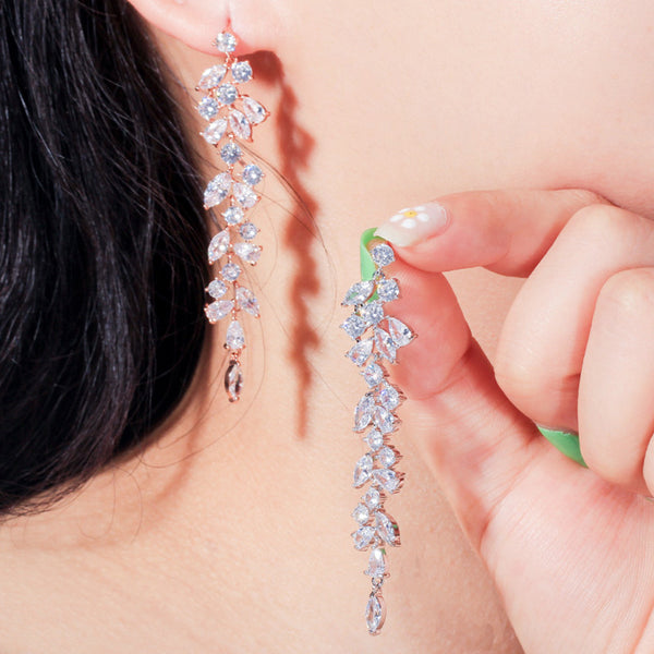 Pendientes de novia con forma de araña, largos, de oro amarillo y circonita cúbica blanca irregular.