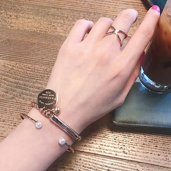 Pulsera elástica con dije de etiqueta circular