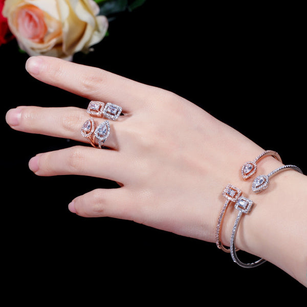 Conjunto de joyas de diseño de moda con pendientes, pulseras y anillos de circonitas cúbicas brillantes.