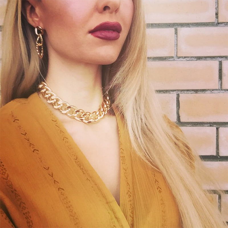 European and American retro portrait of exaggerated thick chain necklace