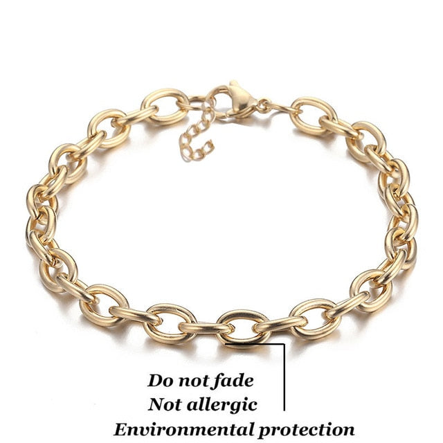 European and American retro portrait of exaggerated thick chain necklace