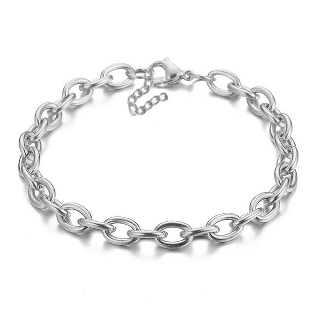 European and American retro portrait of exaggerated thick chain necklace