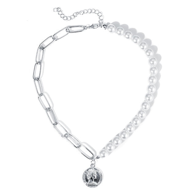 European and American retro portrait of exaggerated thick chain necklace
