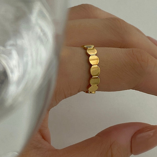Anillos circulares enlazados de color dorado y plateado, anillos geométricos redondos