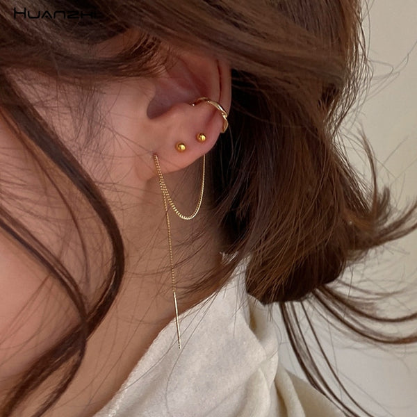 Pendiente de oreja asimétrico de metal dorado simple con borla larga, sin perforación