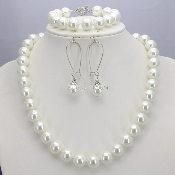 Conjunto de collar, pulsera y pendientes de perlas de concha redondas blancas de 10 mm