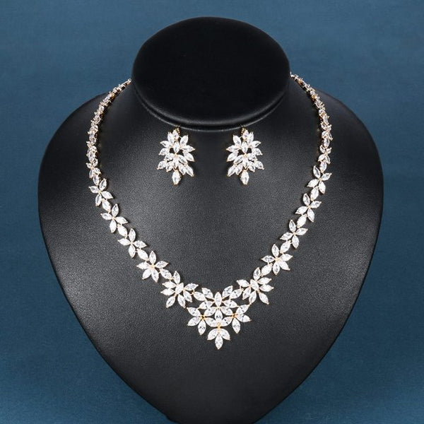 Exquisito conjunto de collar y pendientes con diseño floral de circonita cúbica