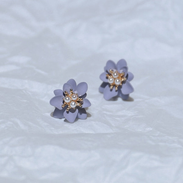 Pendientes de clip de perlas con pequeñas flores moradas grises y dulces de verano sin perforar