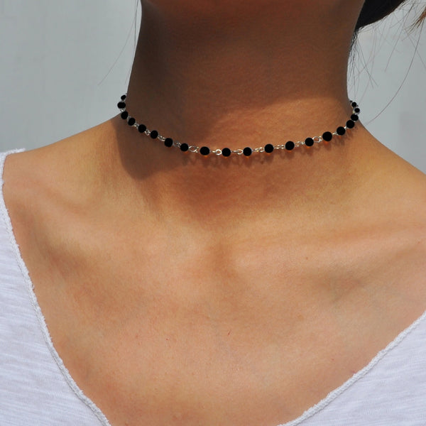 Collar sencillo con inicial de cuentas blancas y negras para mujer
