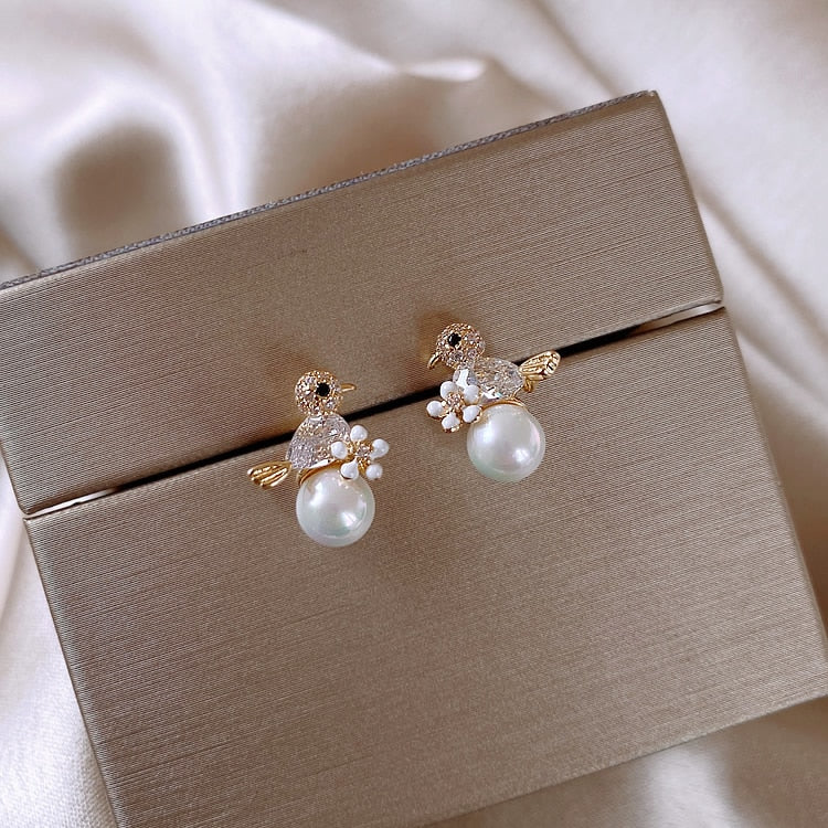 Pearl earrings fashion niche design earrings