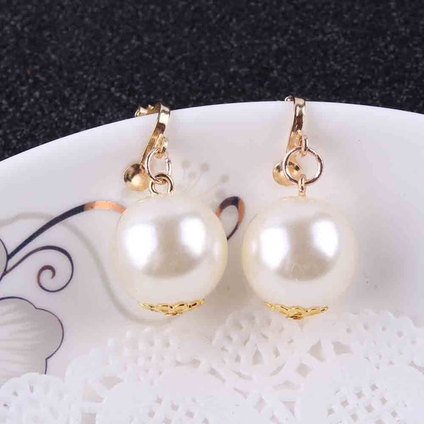 Pendientes de clip clásicos, sencillos y elegantes de perla de imitación grande de 14 mm.