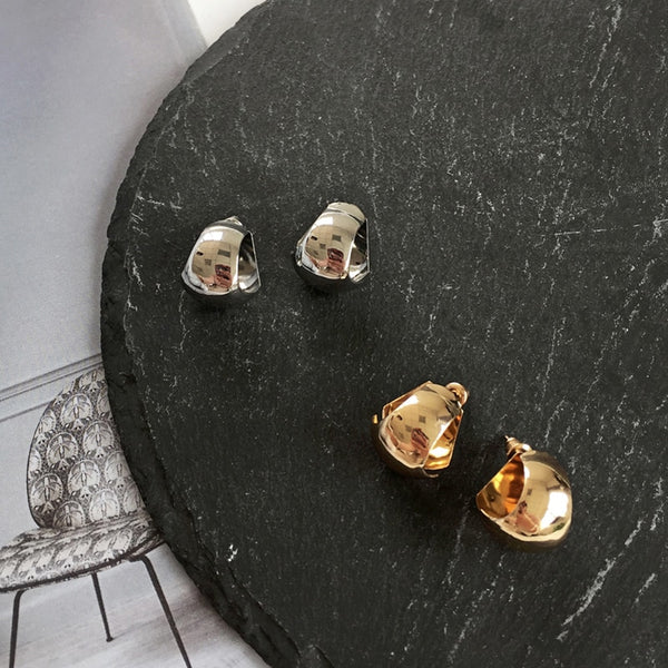 Pendientes minimalistas de estilo punk europeo para estudiantes.