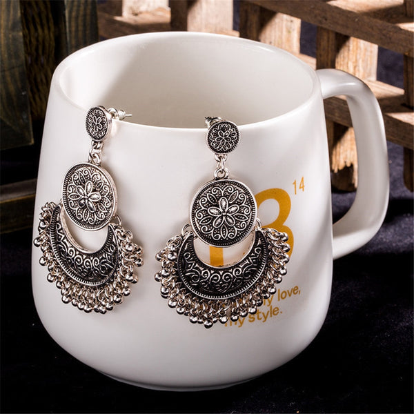 Pendientes indios étnicos geométricos de color dorado y plateado.