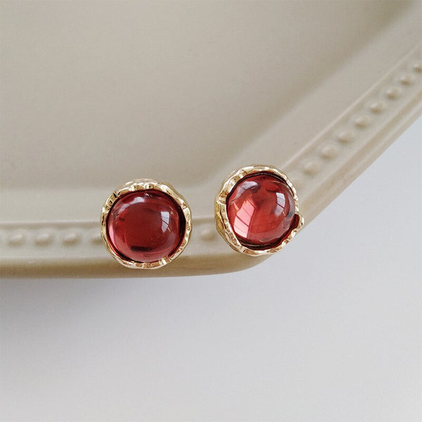 Pendientes pequeños de piedra redonda de color rojo sangre estilo palacio retro