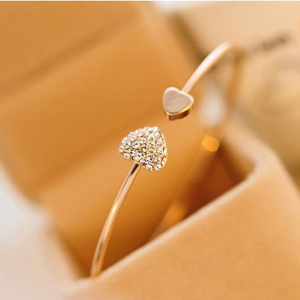 Pulsera con abertura en el puño y lazo de doble corazón de cristal