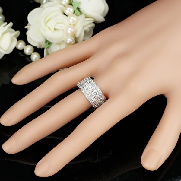 Anillos de compromiso, boda y fiesta con círculos grandes y anchos en color plata con micro pavé