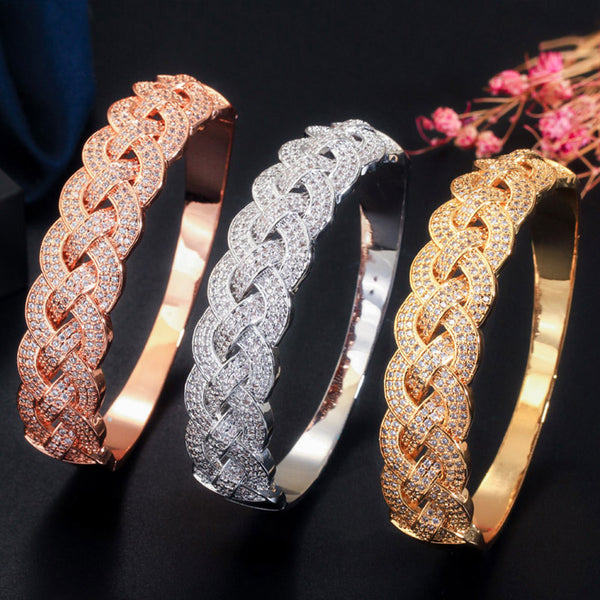 Lujosas pulseras nupciales tejidas, anchas, redondas y con pavé de circonitas cúbicas doradas.