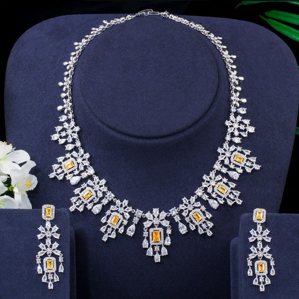 Pendientes y collares largos y grandes