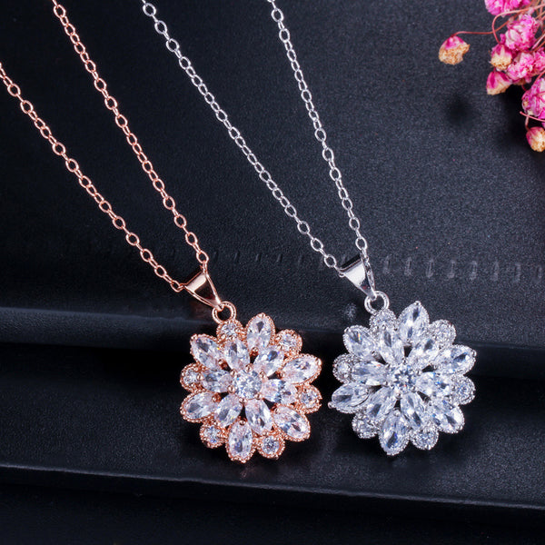 Conjunto de pendientes largos y collar con colgante de circonita cúbica con forma de flor grande