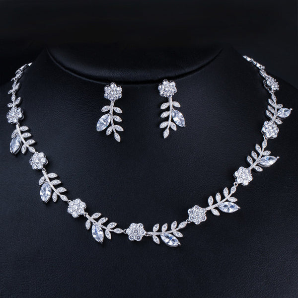 Conjunto de gargantilla y pendientes de circonita cúbica con forma de flor grande