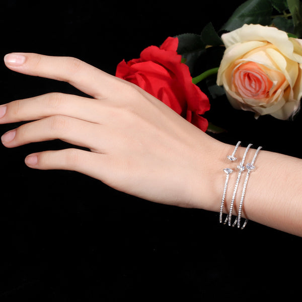 Brazalete abierto con micropavé de circonita cúbica de forma redonda exquisita