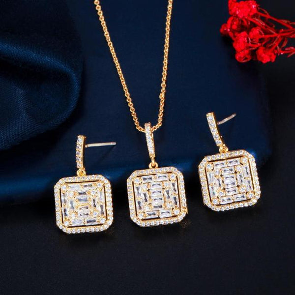 Conjunto de collar y pendientes con colgante cuadrado grande de oro amarillo con circonita cúbica brillante