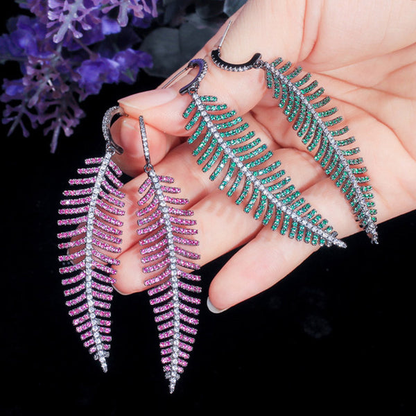 Pendientes colgantes grandes de hoja larga con cristales de circonita roja y oro negro para mujer