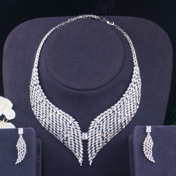Conjunto de joyas nupciales para boda con pendientes largos colgantes de plumas y collar con guiño grande