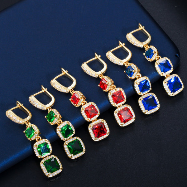 Pendientes largos y cuadrados de oro blanco con circonitas cúbicas verdes de corte princesa y pavé de cristales