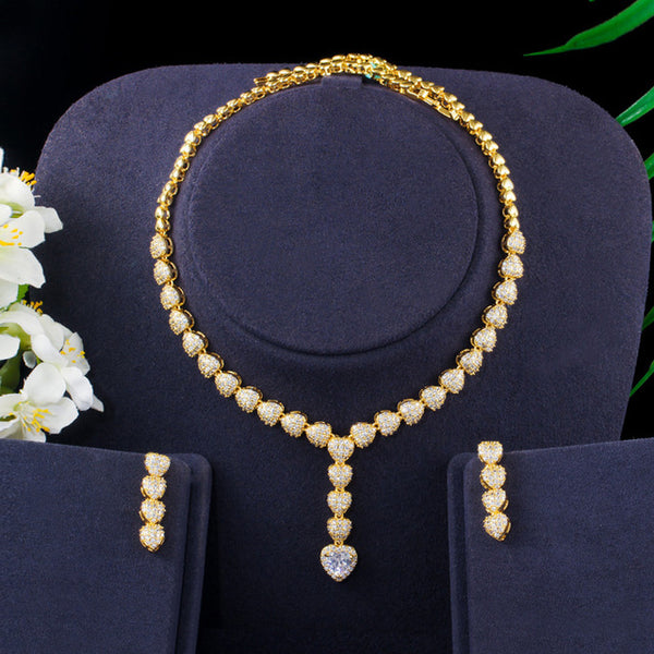 Conjunto de collar y pendientes largos con microcorazón brillante y pavé de circonitas cúbicas