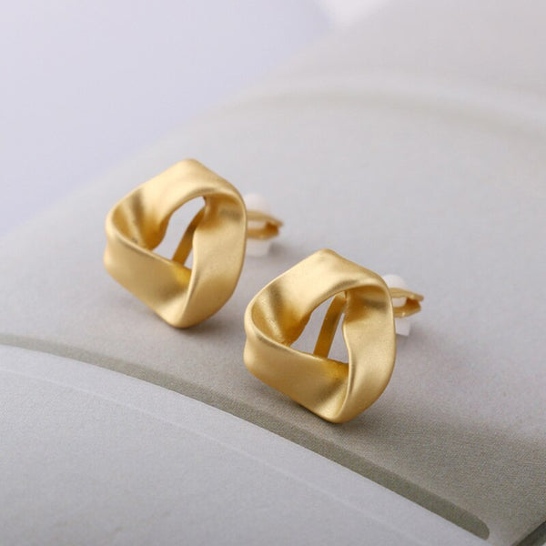 Pendientes vintage de clip en color dorado mate sin perforar