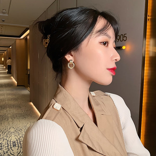 Pendientes colgantes de círculos pequeños múltiples de oro metálico retro