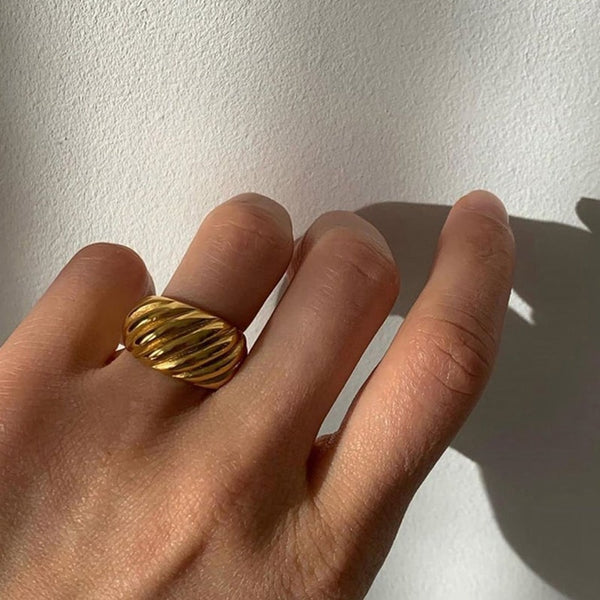 Anillos de oro grueso con forma de croissant, chapados en oro de 18 quilates y sin deslustre