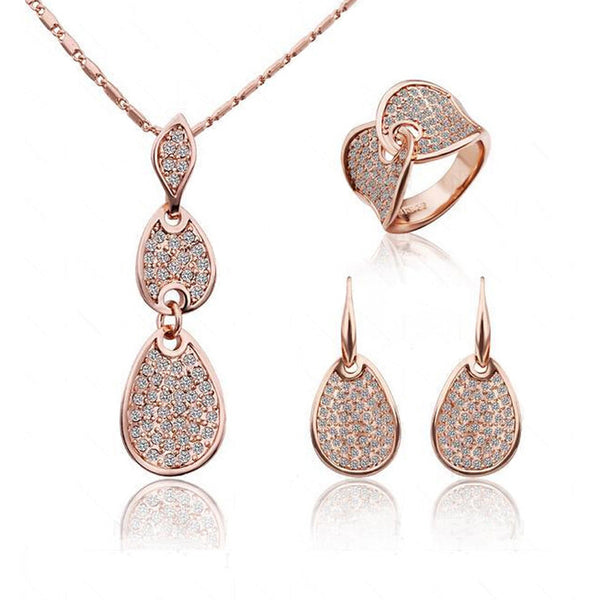 Conjunto de collar, pendientes y anillo de joyería de elegancia noble en color dorado cristalino