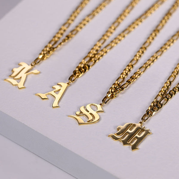 Collar vintage con letra inicial