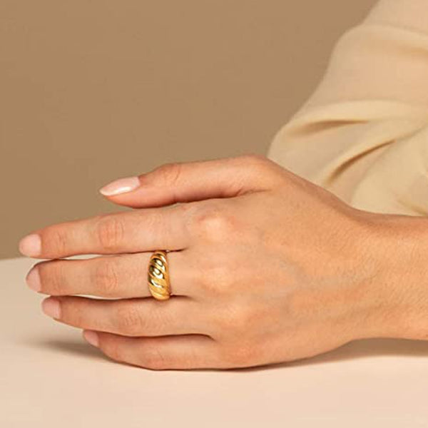 Mujeres tejiendo anillos de boda trenzados de color oro