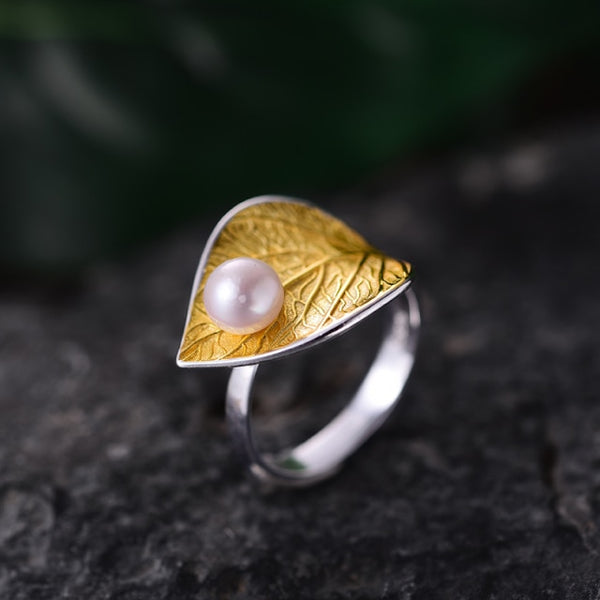 Anillo de plata de ley 925 con perla natural y hoja de oro de 18 quilates