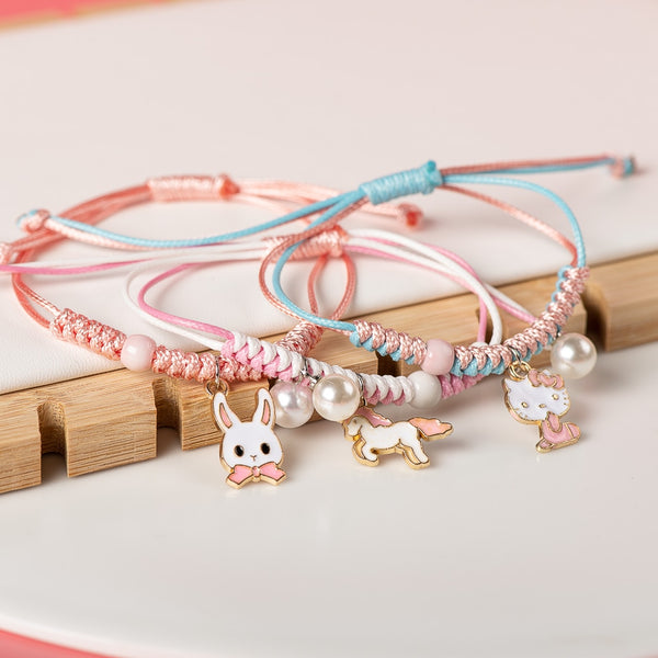 Bonita pulsera con colgante de metal esmaltado para mujeres y niñas.
