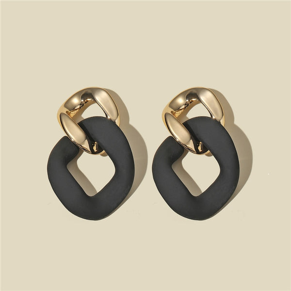 Pendientes negros llamativos