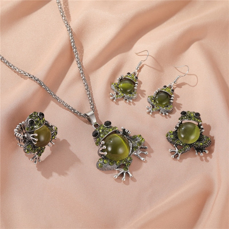 Classic Design Green Frog Pendant Jewelry Set