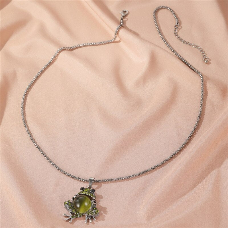 Classic Design Green Frog Pendant Jewelry Set