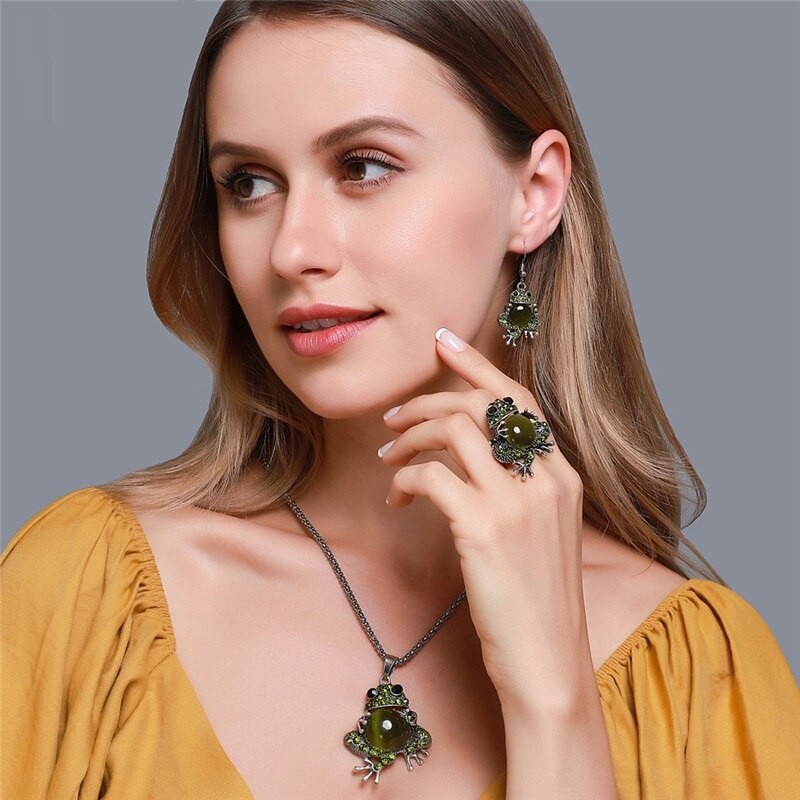 Classic Design Green Frog Pendant Jewelry Set