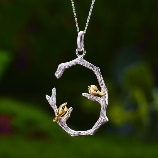 Colgante de pájaro en rama de oro de 18 quilates sin collar para mujer.