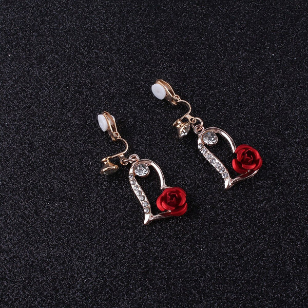 Pendientes de clip con dije de corazón de amor con diamantes de imitación y flores rojas coreanas