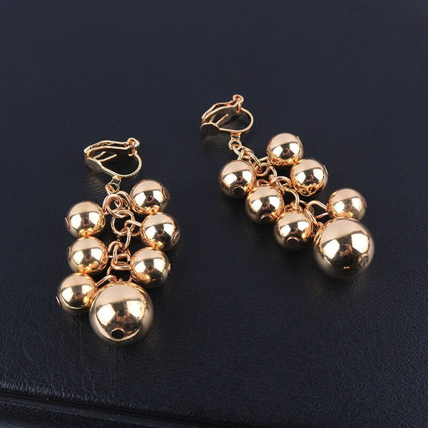 Elegantes pendientes de clip hechos a mano con cuentas doradas y racimos de uvas