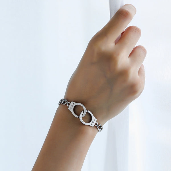 Pulsera de pareja con letras "Freedom" y esposas para mujer