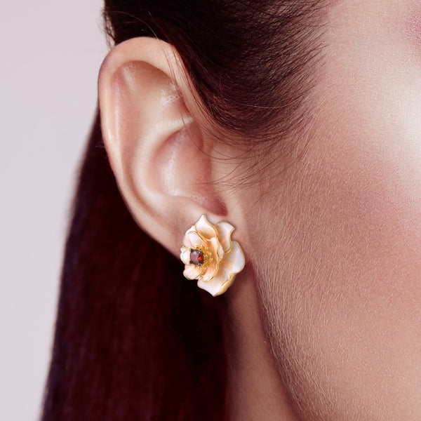 Pendientes de plata de ley 925 para mujer, color dorado, con flor de loto blanca y granate cúbico.